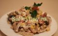 Вегетарианский салат с кукурузой и ананасами Из крабовых палочек