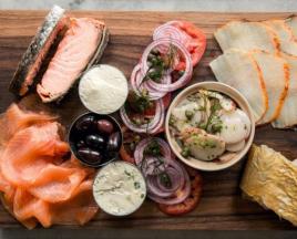 Праздничный рыбный стол — варианты оформления закусок, нарезок, бутербродов из рыбы: фото